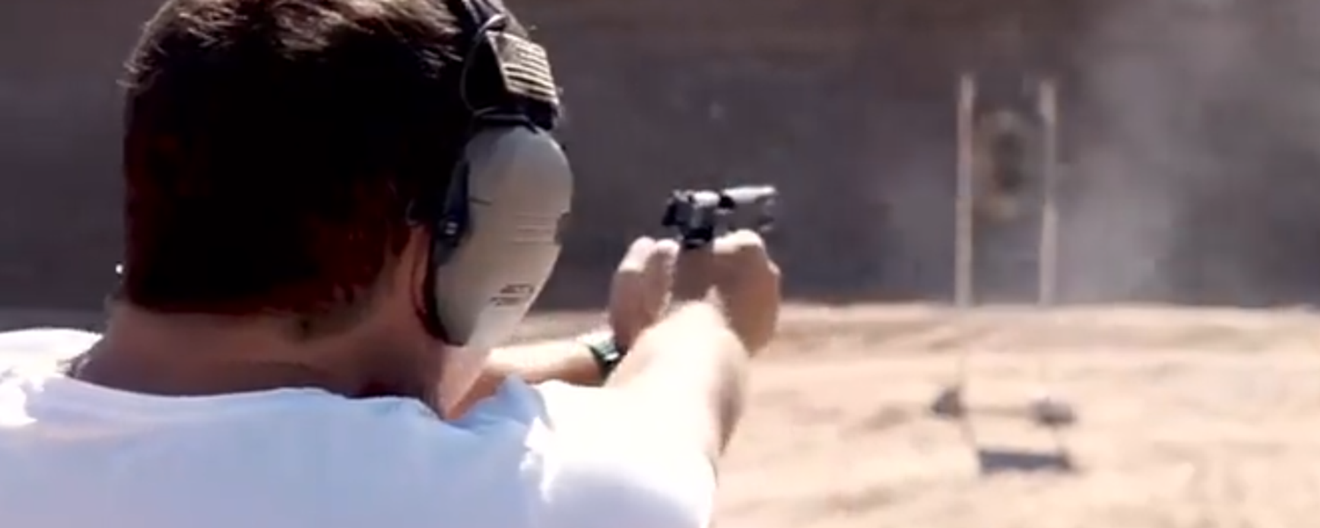 El candidato a gobernador de Tucumán, Ricardo Bussi, disparando un arma de fuego - Sputnik Mundo, 1920, 16.03.2023