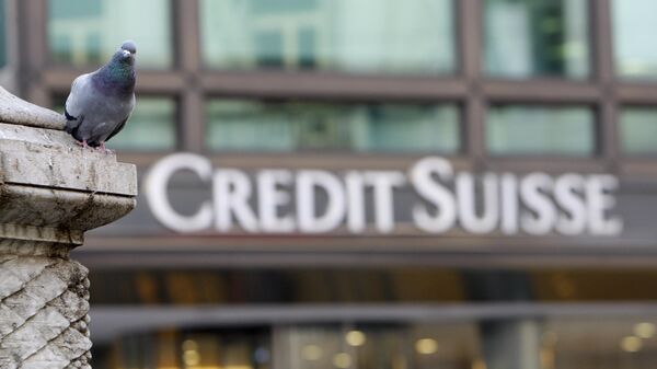 Una paloma descansa cerca de un edificio que alberga oficinas del banco Credit Suisse en Milán  - Sputnik Mundo