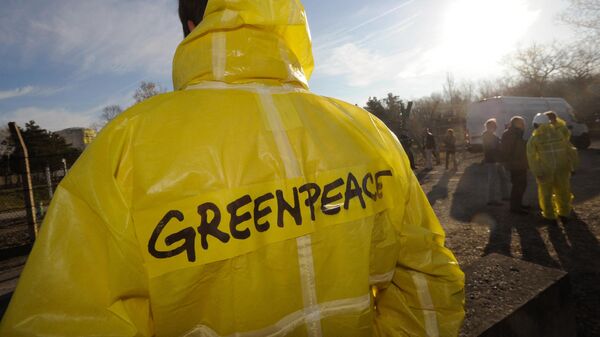 Una persona con el logo de Greenpeace - Sputnik Mundo