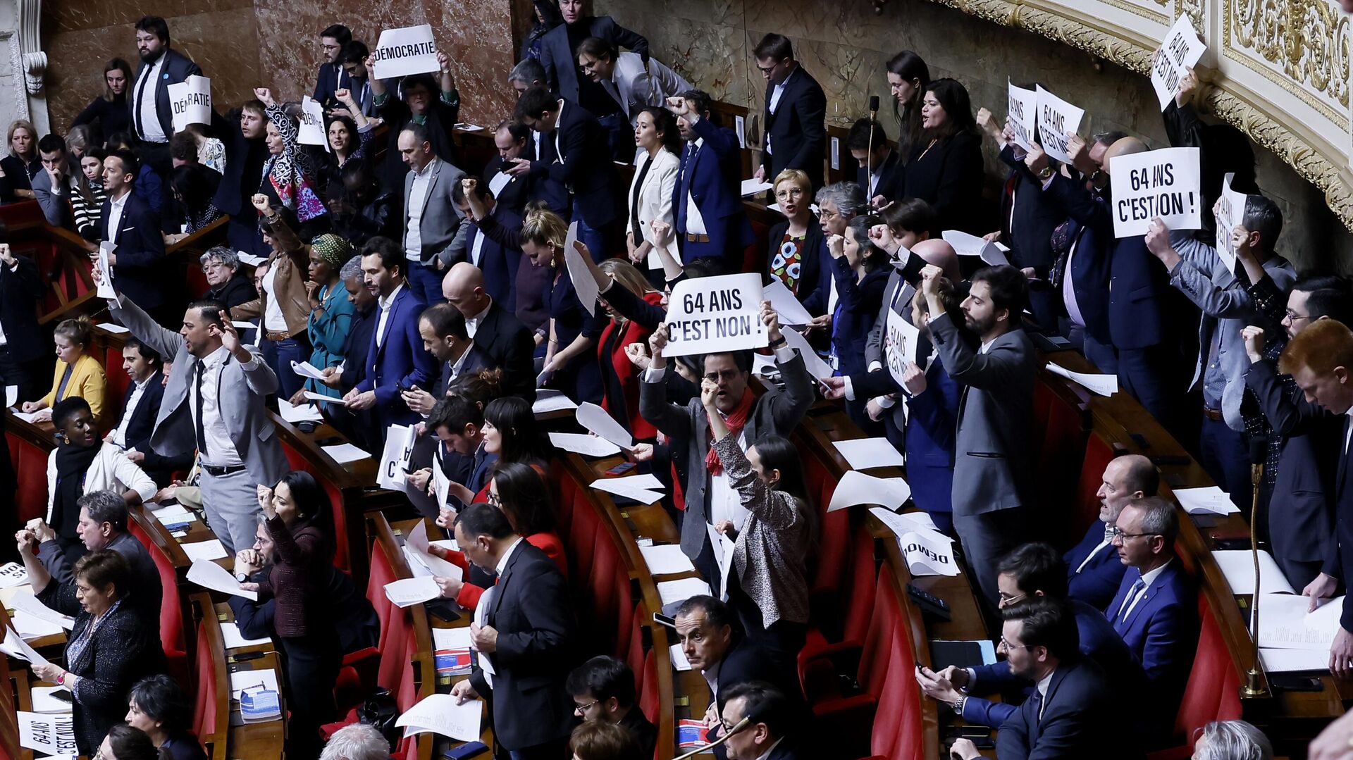 Legisladores de extrema izquierda reaccionan mientras sostienen un papel en el que se lee: 64 años. Es no en la Asamblea Nacional de París Legisladores de extrema izquierda reaccionan mientras sostienen un papel en el que se lee: 64 años. Es no en la Asamblea Nacional de París - Sputnik Mundo, 1920, 16.03.2023