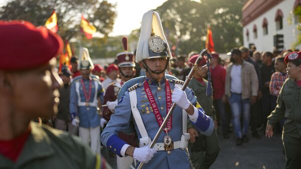 Un cadete del Ejército Venezolano traslada el sable que Hugo Chávez recibió al culminar su formación militar - Sputnik Mundo