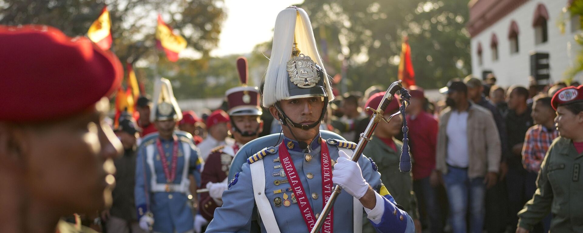 Un cadete del Ejército Venezolano traslada el sable que Hugo Chávez recibió al culminar su formación militar - Sputnik Mundo, 1920, 17.03.2023