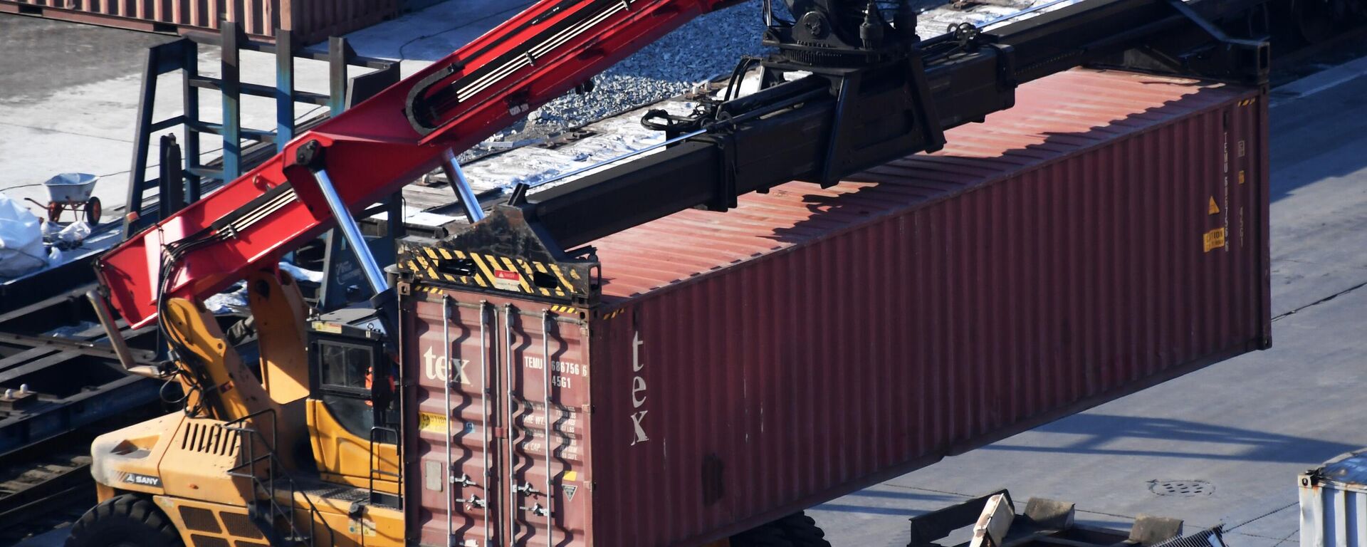 Carga de contenedores en la terminal de contenedores del puerto comercial de Vladivostok, Rusia. Foto de referencia - Sputnik Mundo, 1920, 10.12.2024
