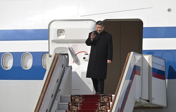 Según el portal Flightradar, el avión de Xi Jinping se situó como el vuelo más seguido del mundo. Más de 100.000 usuarios siguieron el trayecto del Boeing 747 de Air China.En la foto: el presidente chino, Xi Jinping, en la rampa del aeropuerto de Vnúkovo-2. - Sputnik Mundo