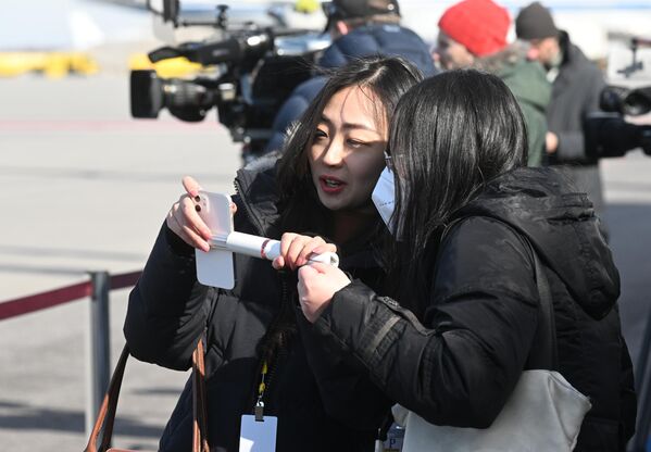 Periodistas en la ceremonia de bienvenida para el presidente chino, Xi Jinping, que llegó a Moscú en visita de Estado, en el aeropuerto Vnúkovo-2. - Sputnik Mundo