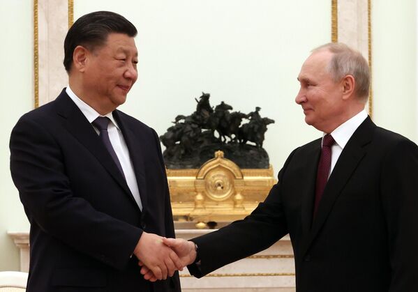 Al dar la bienvenida a su homólogo chino, Vladímir Putin declaró que China ha logrado un gran avance en los últimos años y que ello suscitaba un verdadero interés en todo el mundo. "Incluso los envidiamos un poco", añadió el presidente ruso. - Sputnik Mundo