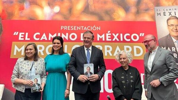 El aspirante presidencial Marcelo Ebrard con los periodistas Elena Poniatowska y Ricardo Raphael, a su izquierda - Sputnik Mundo