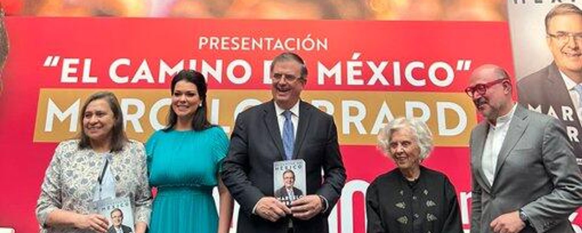 El aspirante presidencial Marcelo Ebrard con los periodistas Elena Poniatowska y Ricardo Raphael, a su izquierda - Sputnik Mundo, 1920, 21.03.2023