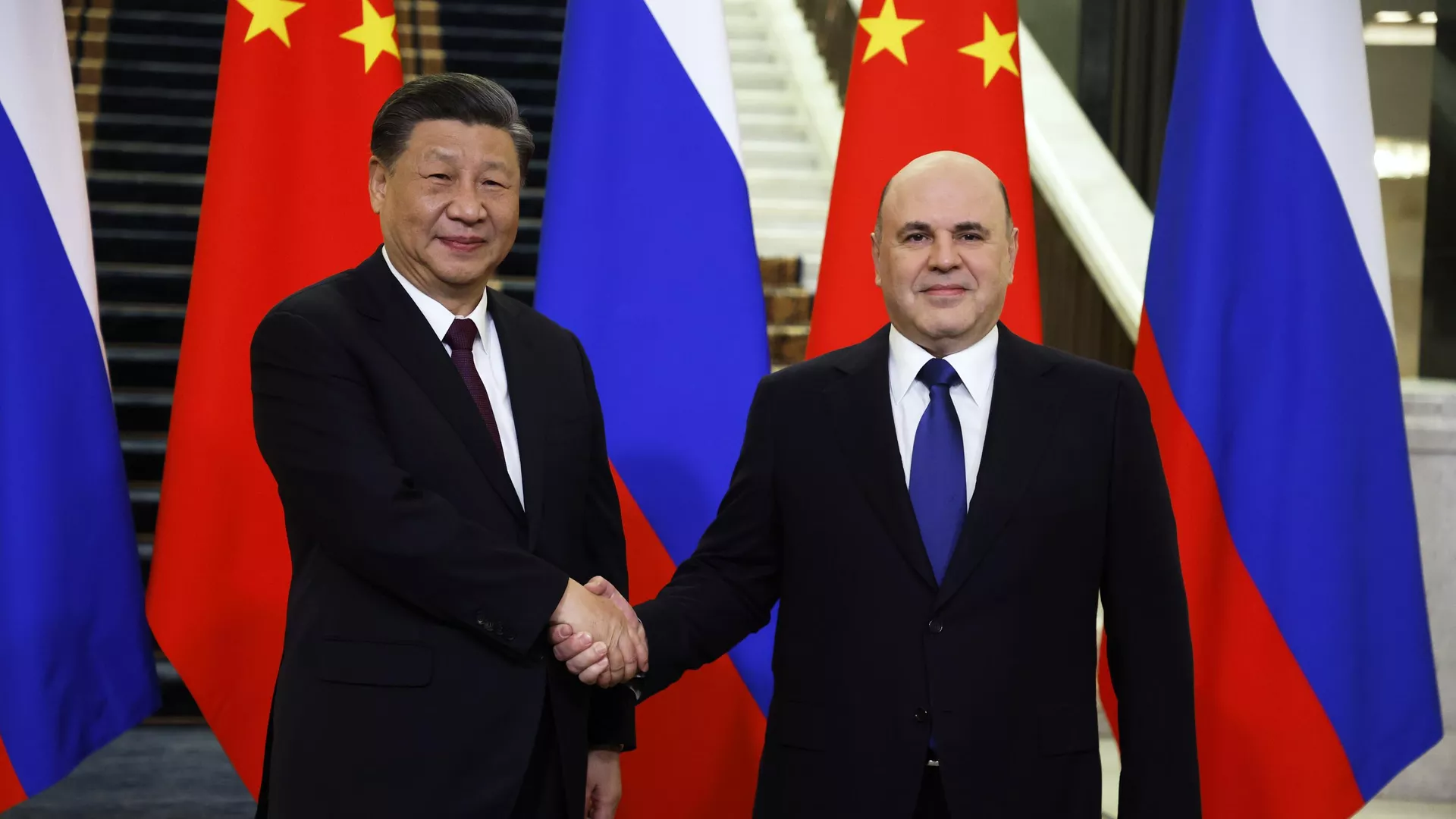 El presidente chino, Xi Jinping, y el primer ministro ruso, Mijaíl Mishustin El presidente chino, Xi Jinping, y el primer ministro ruso, Mijaíl Mishustin - Sputnik Mundo, 1920, 21.03.2023