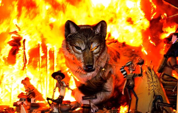 Las Fallas son la fiesta principal de la ciudad de Valencia y de toda la Comunidad Valenciana, en el este de España. Deriva de una antigua tradición pagana asociada al solsticio de invierno y a la llegada de la primavera. Fue inscrita en la Lista Representativa del Patrimonio Cultural Inmaterial de la Humanidad en 2016. - Sputnik Mundo