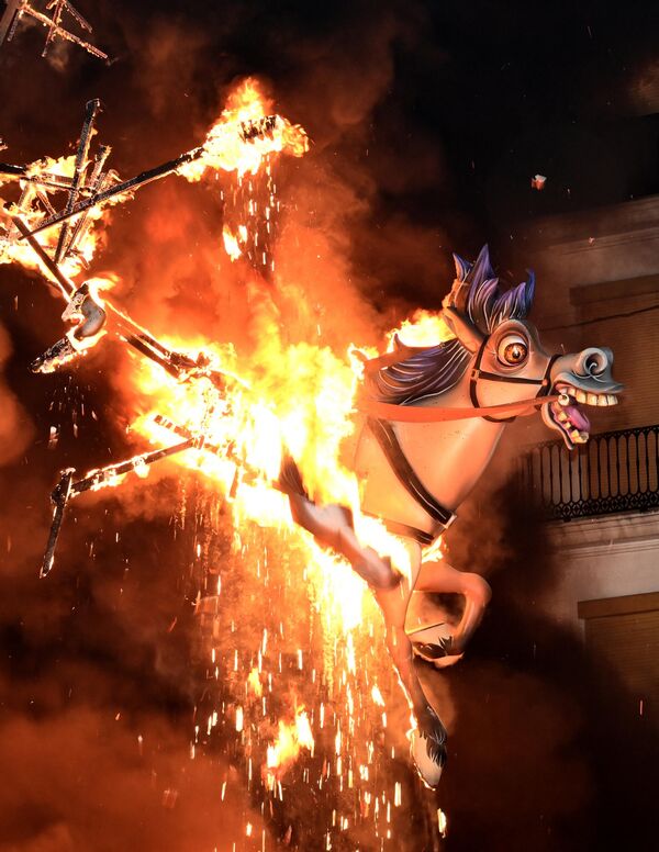 Las Fallas se celebran en muchas ciudades de la Comunidad Valenciana, pero es en la capital precisamente donde suelen ser más grandes y vistosas. - Sputnik Mundo