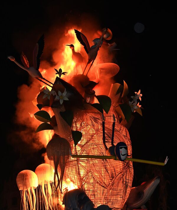 Los principales actos festivos suelen celebrarse del 15 al 19 de marzo, a los cuales preceden una serie de preparativos. A partir del 6 de marzo, se disparan a diario petardos, las mascletaes, en la plaza principal de la ciudad, la Plaza del Ayuntamiento. - Sputnik Mundo