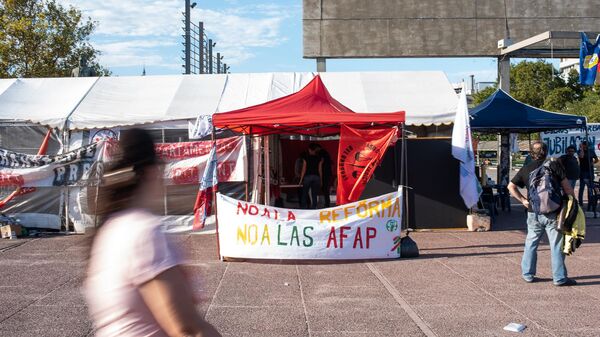 Carpa en las inmediaciones del Palacio Legislativo contra la reforma jubilatoria en Uruguay - Sputnik Mundo