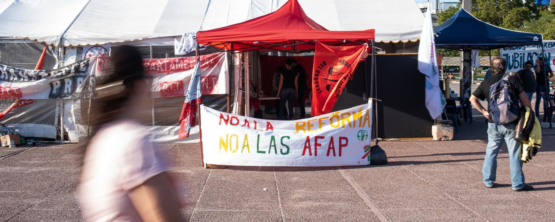 Carpa en las inmediaciones del Palacio Legislativo contra la reforma jubilatoria en Uruguay - Sputnik Mundo, 1920, 22.03.2023