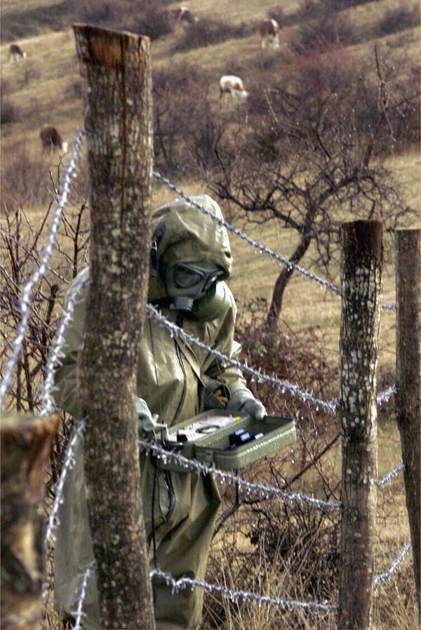 Los expertos están seguros de que, a pesar de su baja radiactividad, el uso de municiones de uranio empobrecido provoca contaminación local y enfermedades hereditarias.En la foto, un militar yugoslavo mide los niveles de radiación en el pueblo de Reljan, Serbia, bombardeado por la OTAN. - Sputnik Mundo