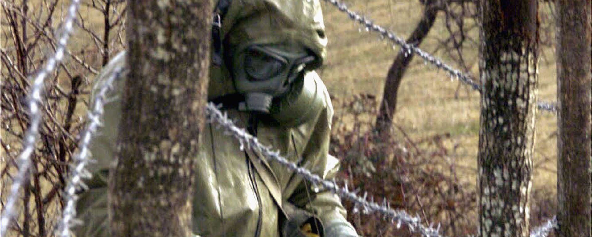 Un soldado del ejército yugoslavo mide la radiactividad en una zona de bombardeo, Presevo, Serbia - Sputnik Mundo, 1920, 24.03.2023