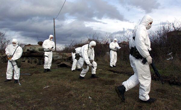 No existe consenso sobre las consecuencias del uso de municiones de uranio empobrecido. Dado que se trata de un tipo de arma relativamente nuevo, la ONU aún no ha adoptado documentos que restrinjan su uso.En la foto: fuerzas de paz portuguesas e italianas miden los niveles de radiación en un tanque yugoslavo alcanzado por la OTAN en Kosovo. - Sputnik Mundo