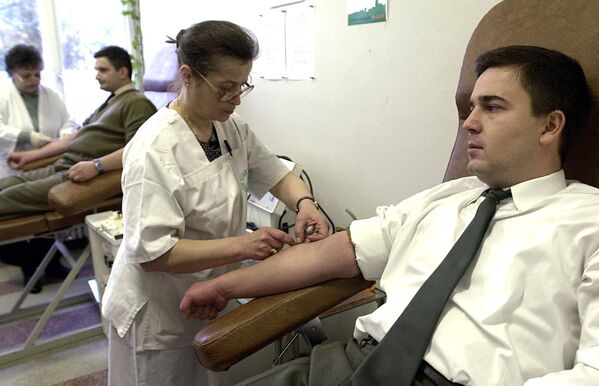 En Yugoslavia, el uranio empobrecido también ha afectado a los propios soldados de la OTAN.En la foto: un oficial de la policía militar rumana que sirvió en Bosnia durante la guerra de Yugoslavia es examinado en un hospital militar de Bucarest, Rumanía. - Sputnik Mundo