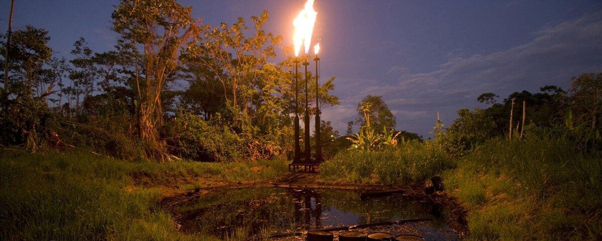 Mecheros de gas de la industria petrolera en Ecuador - Sputnik Mundo, 1920, 30.11.2024