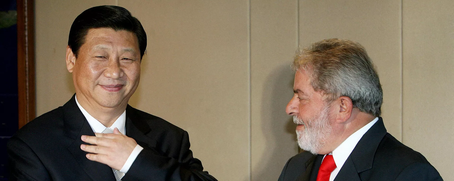 El presidente brasileño Luiz Inácio Lula da Silva con su homólogo chino, Xi Jinping durante una reunión en Brasilia en 2009 El presidente brasileño Luiz Inácio Lula da Silva con su homólogo chino, Xi Jinping durante una reunión en Brasilia en 2009 - Sputnik Mundo, 1920, 24.03.2023