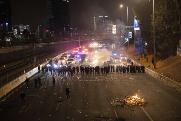 Como respuesta, se han producido 12 semanas de protestas masivas sin precedentes y una división en la élite del país. - Sputnik Mundo