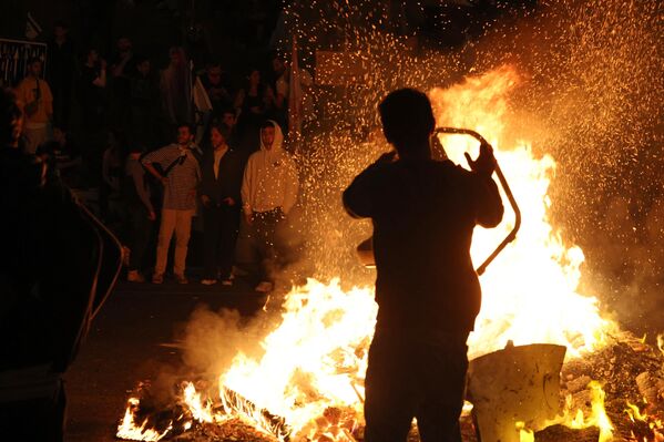 Los disturbios volvieron a estallar con más fuerza después de que Benjamin Netanyahu destituyera al ministro de Defensa, Yoav Galant, que no apoyaba la reforma judicial. La segunda ciudad más grande de Israel, Tel Aviv, fue el centro de los disturbios de anoche. Los manifestantes encendieron hogueras en la autopista Ayalon. - Sputnik Mundo