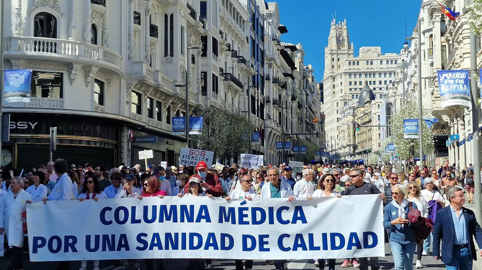 Manifestantes marchan en apoyo del servicio público de salud en el centro de Madrid, España, el 26 de marzo de 2023 