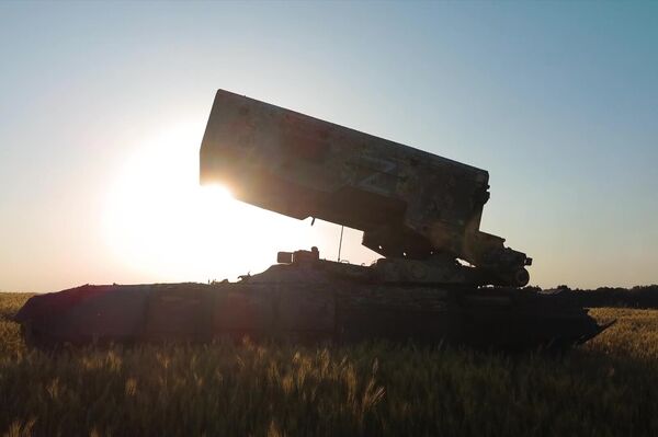 El trabajo de las tripulaciones de los sistemas lanzallamas TOS-1A &#x27;Sontsepiok&#x27;.  - Sputnik Mundo