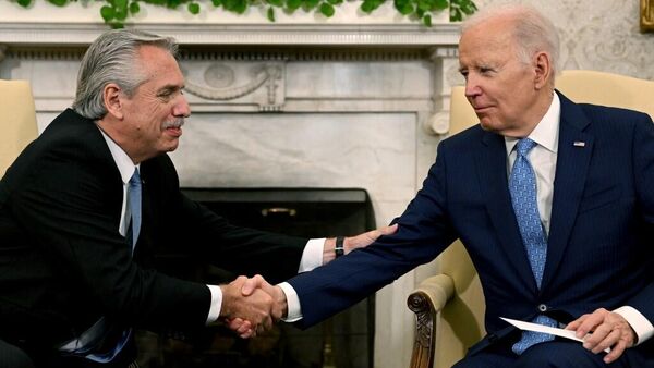 Alberto Fernández, presidente de Argentina, y Joe Biden, presidente de EEUU.  - Sputnik Mundo