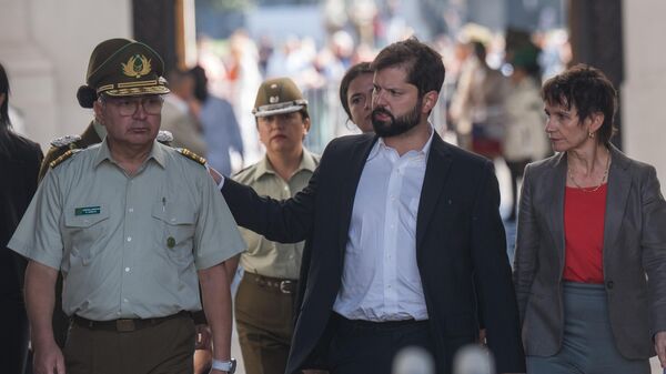 Gabriel Boric, junto al general director de Carabineros y la ministra del Interior - Sputnik Mundo