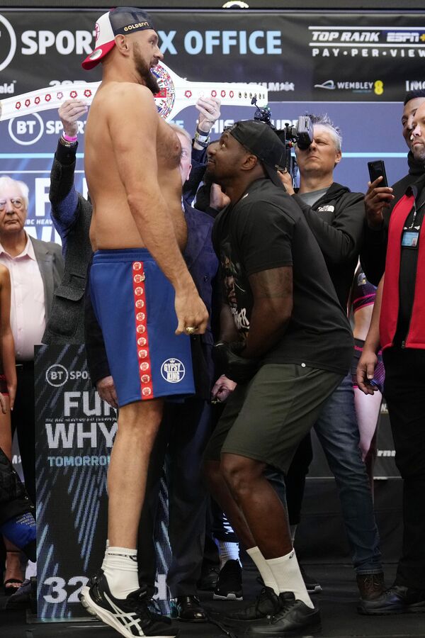 Los boxeadores británicos de peso pesado Tyson Fury y Dillian Whyte en el proceso de pesaje en Boxpark Wembley, Londres, Reino Unido, 2022. - Sputnik Mundo