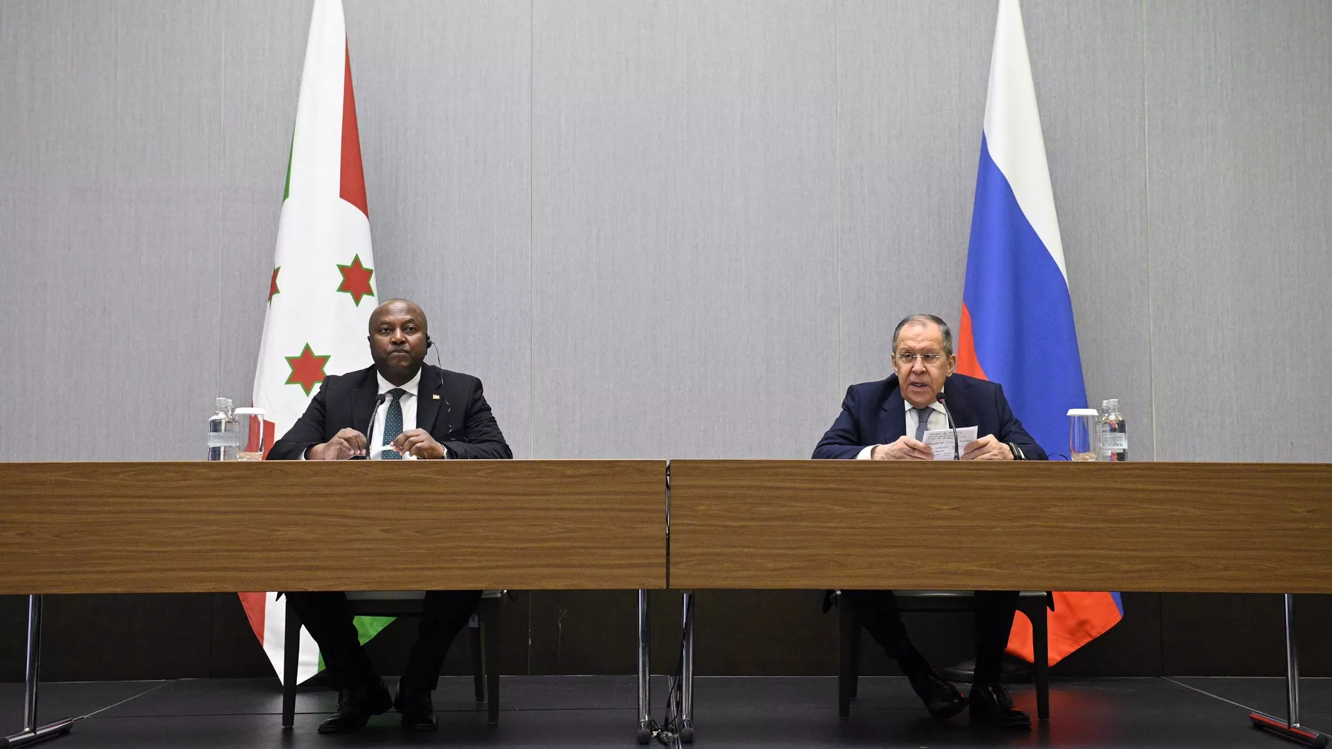 El ministro de Asuntos Exteriores de Rusia, Serguéi Lavrov (derecha), y el ministro de Asuntos Exteriores de Burundi, Albert Chinguiro 