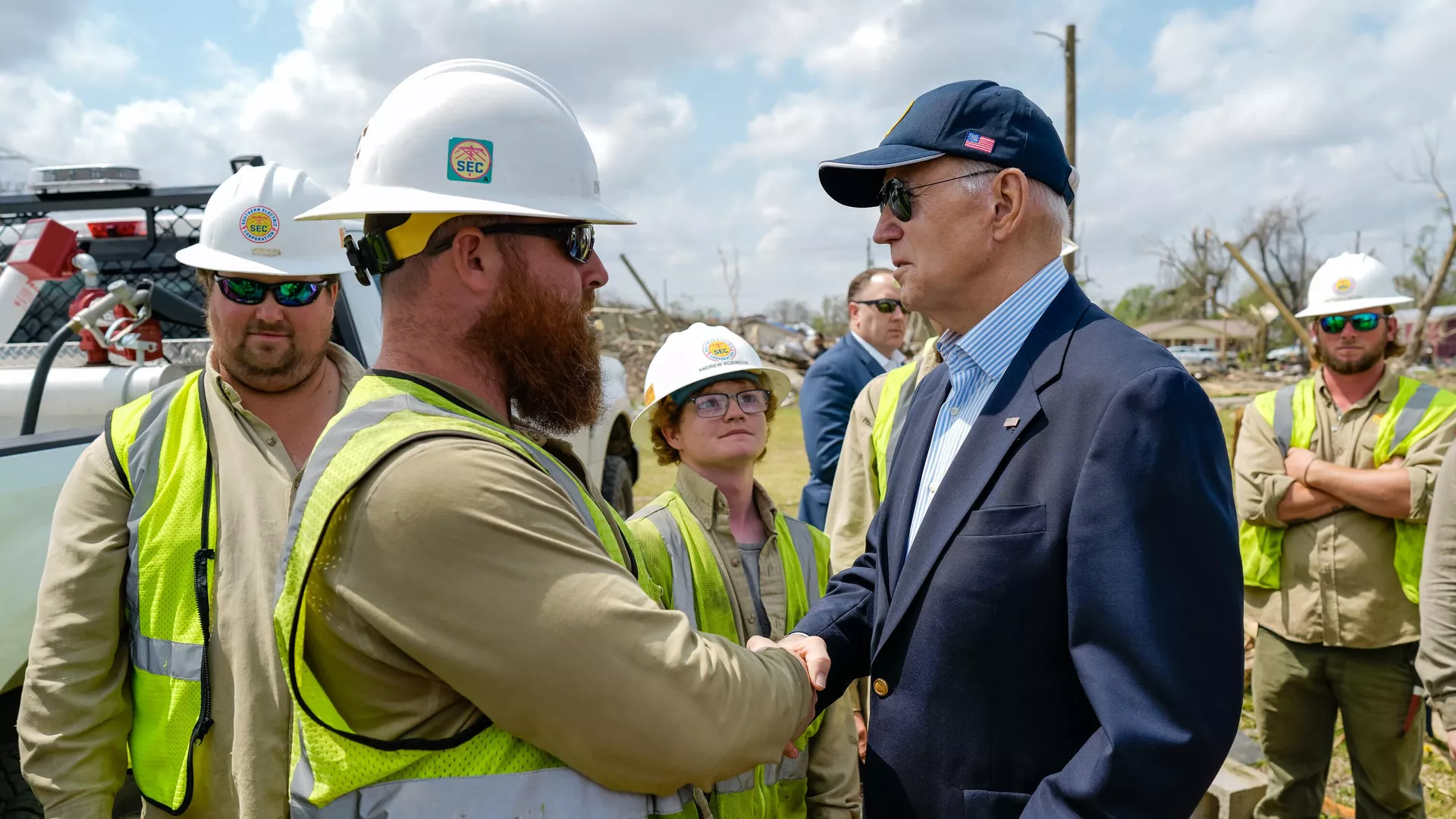 El presidente de Estados Unidos visita a damnificados de un huracán en Rolling Fork
