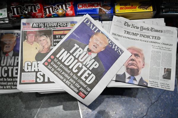 Titulares de portada sobre el expresidente estadounidense Donald Trump, expuestos en un quiosco de Nueva York el 31 de marzo de 2023. Un jurado de Manhattan votó a favor de acusar al expresidente por los supuestos pagos de dinero a la actriz porno Stormy Daniels antes de las elecciones de 2016. - Sputnik Mundo