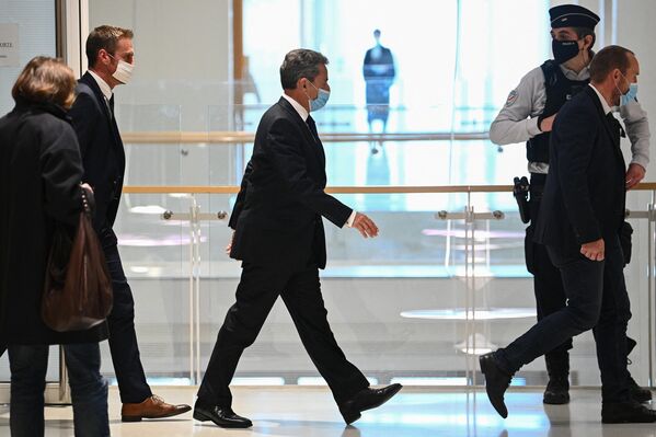 El expresidente francés, Nicolas Sarkozy, sale tras escuchar el veredicto final de un juicio por corrupción en un tribunal de París el 1 de marzo de 2021. Sarkozy fue declarado culpable de corrupción el 1 de marzo de 2021 y condenado a tres años de prisión después de que un tribunal de París le condenara por intentar influir ilegalmente en un juez durante su mandato. - Sputnik Mundo