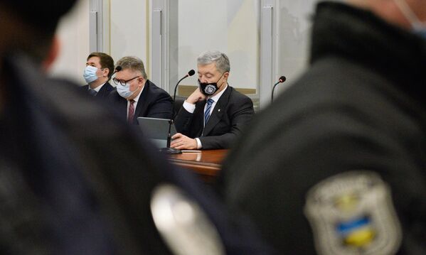El expresidente ucraniano Petró Poroshenko, acusado de alta traición por su presunta implicación en una trama de contrabando de carbón en Donbás, durante una vista en un tribunal de apelación en Kiev. - Sputnik Mundo