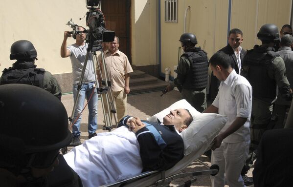 En esta foto de archivo del 7 de septiembre de 2011, el expresidente egipcio Hosni Mubarak yace en una camilla mientras es trasladado a la sala del tribunal para otra sesión de su juicio en El Cairo.Tras su derrocamiento en una revuelta en 2011, Mubarak fue juzgado por cargos como malversación de fondos y por no impedir la muerte de manifestantes a manos de las fuerzas de seguridad durante la revuelta. - Sputnik Mundo