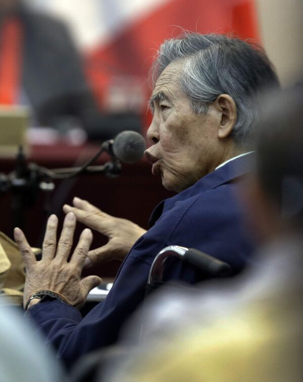 El expresidente Alberto Fujimori testifica en una sala del tribunal en una base militar en Callao, Perú, el 15 de marzo de 2018. Fujimori testificó en el juicio, acusando a su exjefe de inteligencia de ordenar el secuestro del periodista peruano Gustavo Gorriti en 1992. - Sputnik Mundo