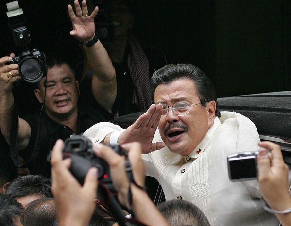 El depuesto presidente filipino Joseph Estrada grita a los periodistas antes de abandonar el tribunal Sandiganbayan contra la corrupción en los suburbios de Quezon City, al norte de Manila, el 12 de septiembre de 2007. Estrada, que en su día logró la mayor victoria electoral del país, fue condenado a cadena perpetua tras un juicio histórico de seis años de duración, acusado de aceptar sobornos y comisiones ilegales mientras ocupaba el cargo. - Sputnik Mundo