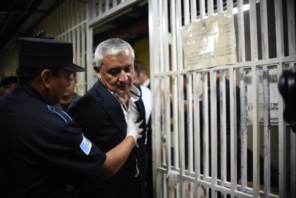 El expresidente guatemalteco Otto Pérez sale de la Corte Suprema después de que el juez suspendiera la audiencia en la que iba a decidir si se celebraría un juicio contra Pérez. Ciudad de Guatemala, 28 de marzo de 2016. Pérez y la exvicepresidenta Roxana Baldetti están en la cárcel, enfrentando un posible juicio por sobornos. - Sputnik Mundo