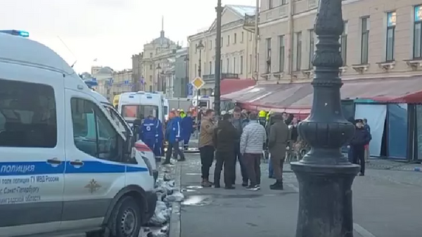 Socorristas en el lugar de la explosión en el terraplén Universitetskaya de San Petersburgo, Rusia, el 2 de abril de 2023 - Sputnik Mundo