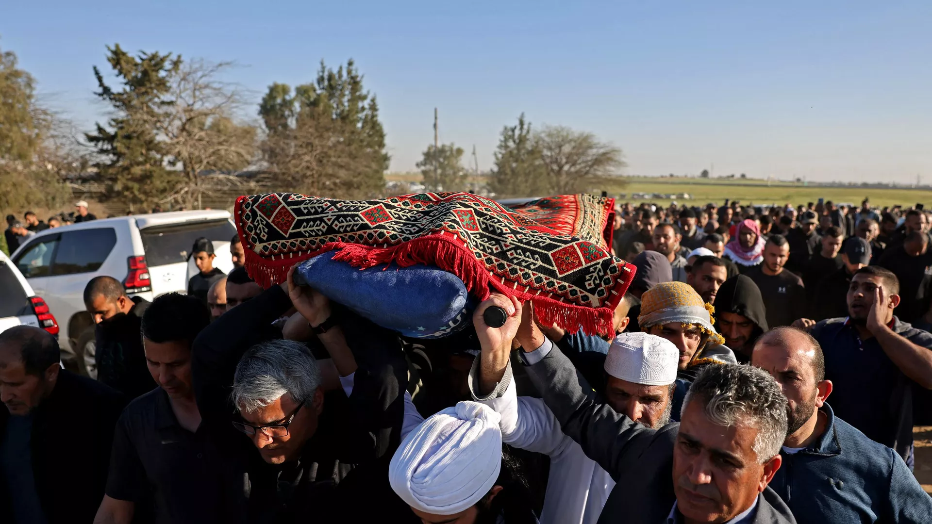 Personas llevan el cuerpo de Mohamed Elasibi, estudiante de medicina palestino de 26 años, durante su funeral en el pueblo beduino de Hura, en el sur de Israel, el 2 de abril de 2023. Personas llevan el cuerpo de Mohamed Elasibi, estudiante de medicina palestino de 26 años, durante su funeral en el pueblo beduino de Hura, en el sur de Israel, el 2 de abril de 2023. - Sputnik Mundo, 1920, 02.04.2023