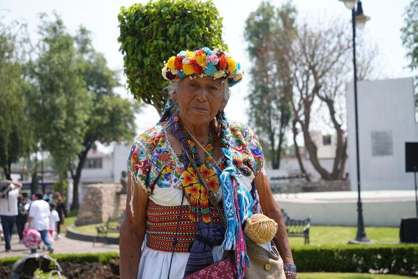 &quot;Es una tradición y yo le agradezco mucho al señor [presidente] López Obrador que esté haciendo todo esto por México, porque estas son nuestras raíces, nuestras tradiciones ancestrales de hace de miles de años&quot;, dice Amalia Salas, defensora de las tierras de Xochimilco y médica tradicional. - Sputnik Mundo