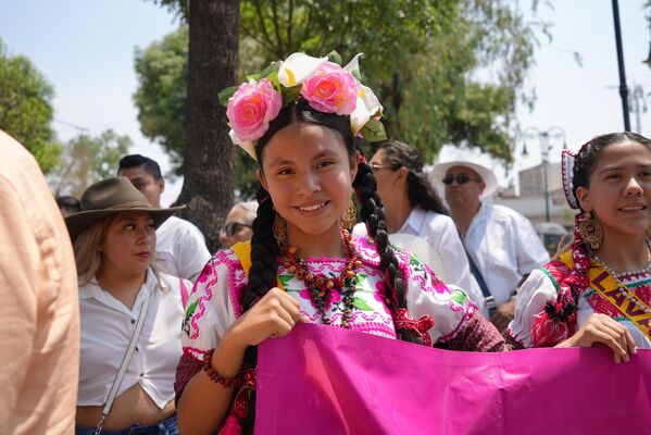 La misión del concurso es recuperar los cultos y tradiciones prehispánicas de la época en que se le rendía culto a la flor convertida en deidad, Xochiquetzalli, que se traduce del náhuatl como &#x27;flor preciosa&#x27; o &#x27;flor hermosa&#x27;. - Sputnik Mundo