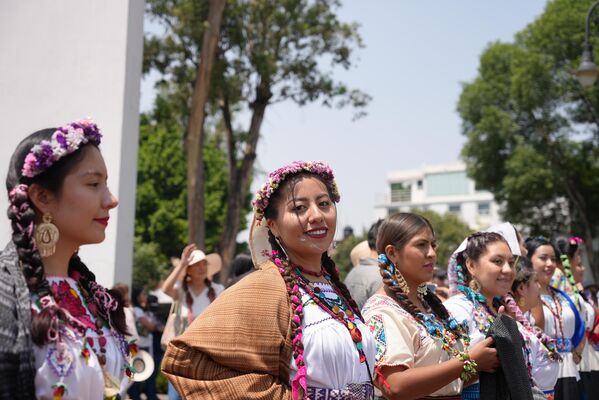 La característica fundamental de las participantes es el atuendo tradicional del Altiplano central, conformado por: chincuete, blusa blanca de cuello cuadrado con manga corta y bordada en punto de cruz, rebozo de bolita o Santa María, ceñidor, ataderas para trenzar su cabello, tochomitl y huaraches.  - Sputnik Mundo