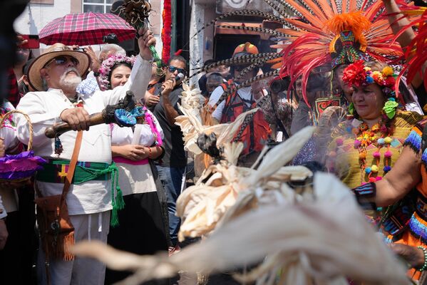 Chamán de Xochimilco, Ricardo Cipactli, durante el desfile. - Sputnik Mundo