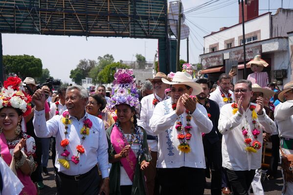 El alcalde de Xochimilco (en el centro), junto al embajador de Bolivia en México (a la derecha) y la ganadora del certamen del 2022. - Sputnik Mundo