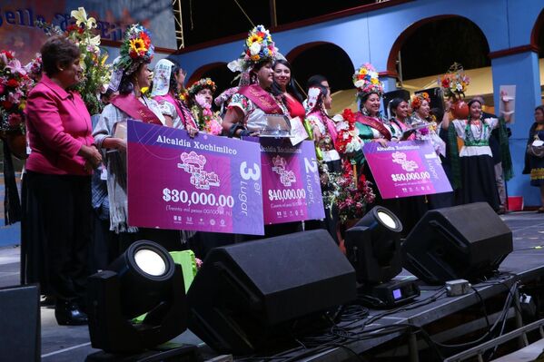 Las finalistas del certamen La Flor más Bella del Ejido se llevaron como premio: el tercer lugar $30.000 pesos (unos 1.600 dólares); el segundo lugar, $40.000 pesos mexicanos (unos 2.200 dólares); y el primer lugar, $50.000 pesos mexicanos (unos 2.700 dólares estadounidenses).En la foto: el Alcalde de Xochimilco, Juan Carlos Acosta, junto a las finalistas del certamen. - Sputnik Mundo