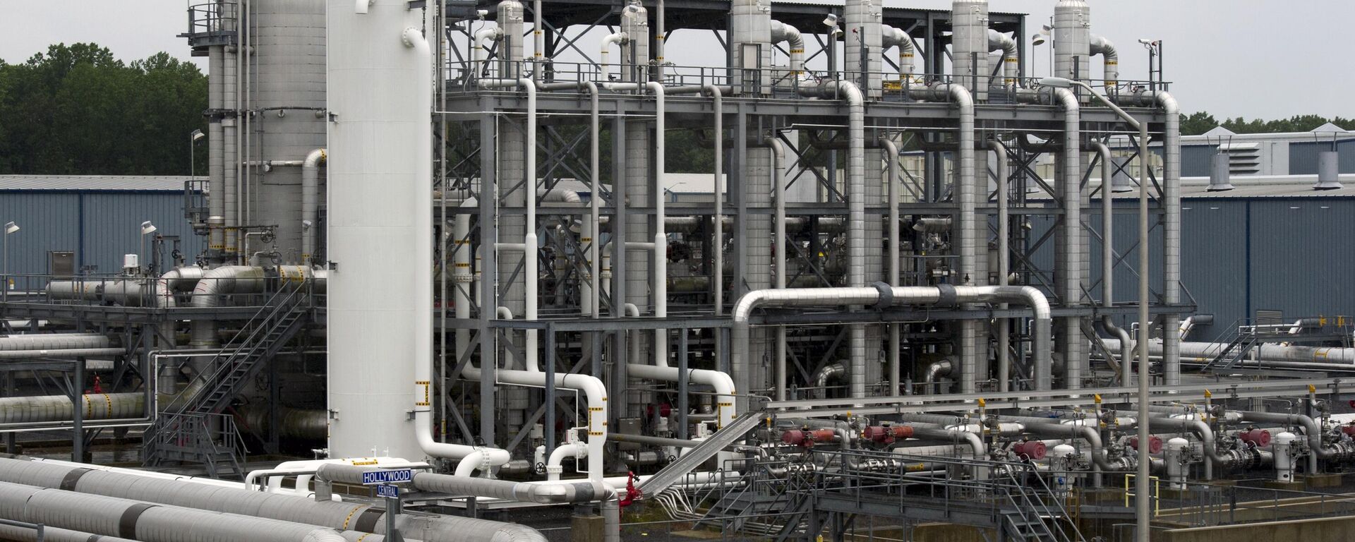 Un intercambiador de calor y tuberías de transferencia en la terminal de GNL de Cove Point de Dominion Energy en Lusby, EEUU Un intercambiador de calor y tuberías de transferencia en la terminal de GNL de Cove Point de Dominion Energy en Lusby, EEUU - Sputnik Mundo, 1920, 03.04.2023