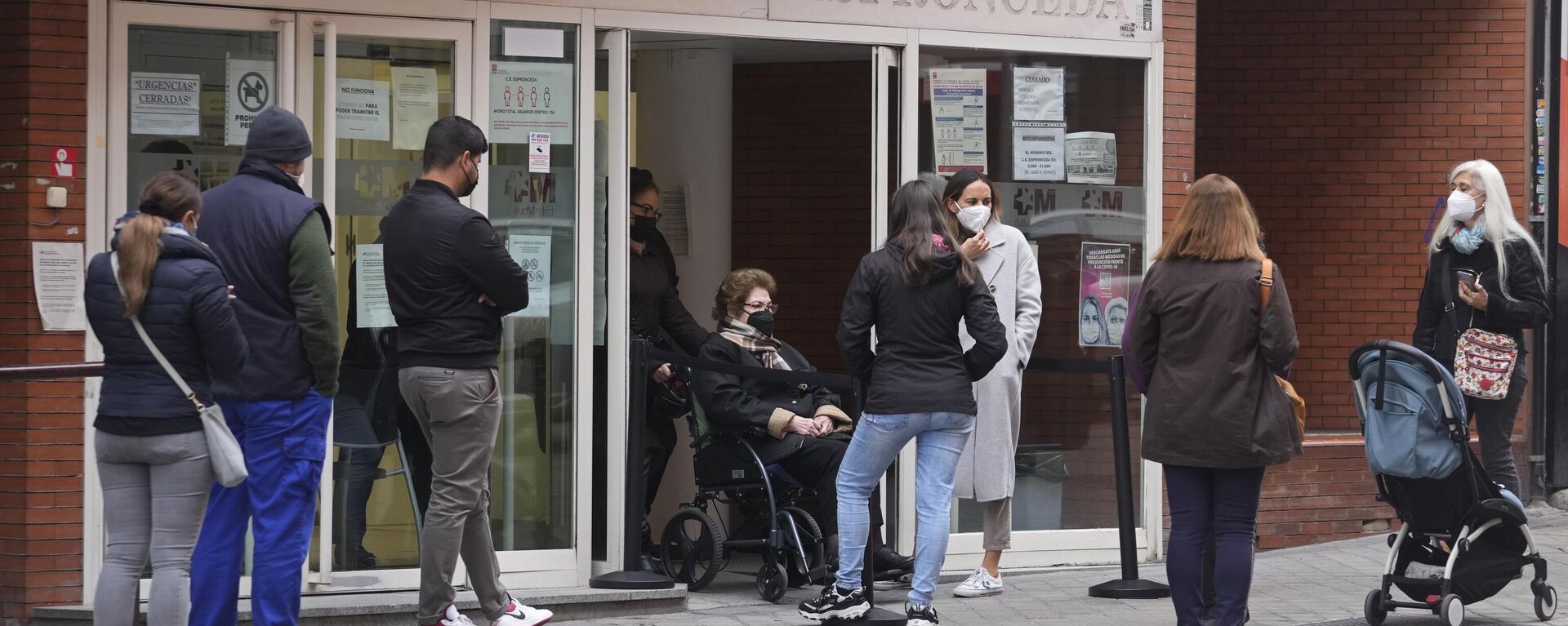 Varias personas hacen cola frente a un centro de salud local en Madrid, España - Sputnik Mundo, 1920, 04.04.2023